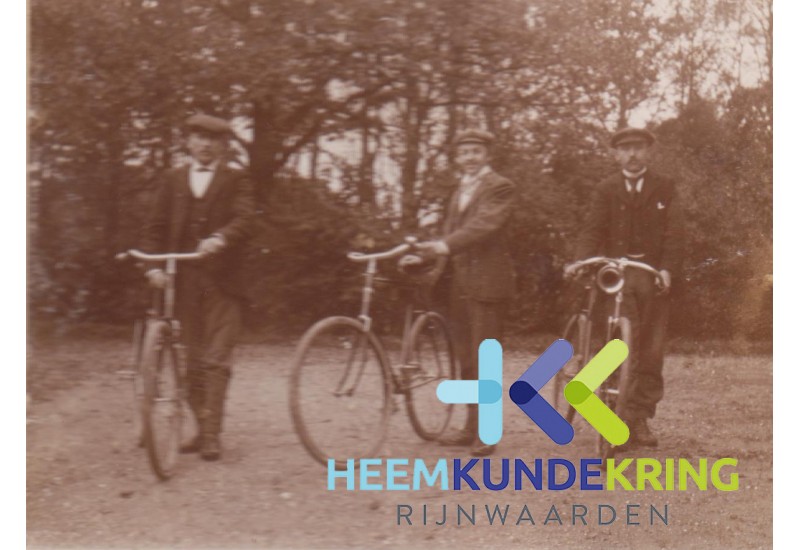 br 32 3 mannen met fiets